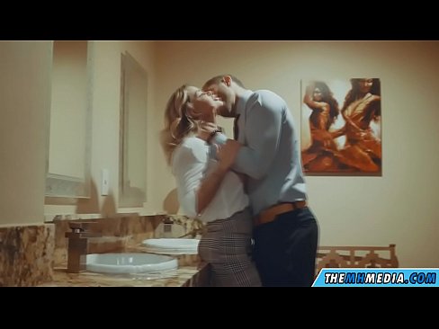 ❤️ وقتی یک بلوند بی تنه شما را در یک دستشویی عمومی اغوا می کند ❌ پورنو در پورنو fa.mass-pr.ru ❤